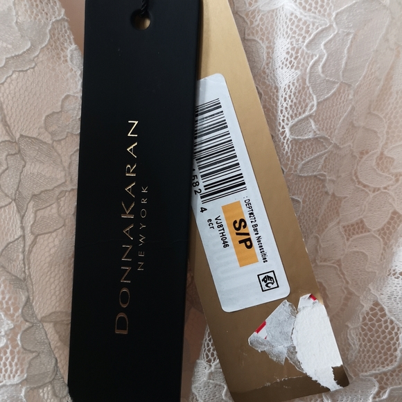Donna Karan, Size Small, NWT Lace Camisole, Cream Colour - Picture 3 of 7